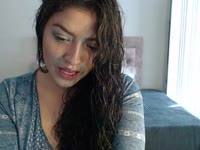 Soy una chica auténtica, juguetona y con un toque de misterio que te atrapará desde el primer momento. Me encanta hacer sentir cómodos a quienes me visitan, crear una conexión especial y que cada encuentro sea único.
Tengo una energía divertida y sensual, me gusta coquetear, provocar y sorprender. En mis shows mezclo sensualidad, actitud y cercanía para que sientas que estás conmigo, sin filtros.
Si buscas alguien con quien reír, disfrutar y dejarte llevar… estás en el lugar correcto. Ven, relájate, y déjame mostrarte por qué siempre querrás volver