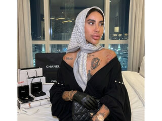 camslut fingering shaved pussy DianaCarolinas