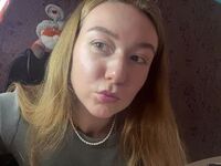 masturbating cam girl KayeEliasen