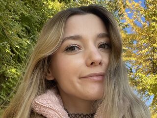 camslut masturbating LunariaVelvet