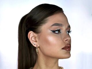 topless webcamgirl TinyBromley